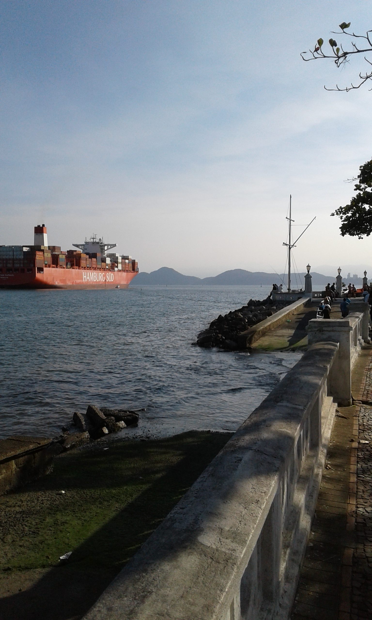 Navio navegando pelo canal do Porto de Santos em 2017